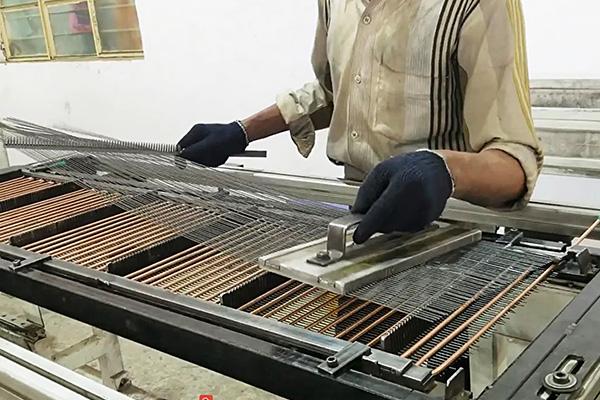 Μηχανή γραμμής παραγωγής συμπυκνωτή σωλήνων ψυγείου, μηχανή συγκόλλησης και κάμψης 5